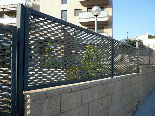 Valla metálica 1950x945mm para montar sobre muro, balcón o cercados